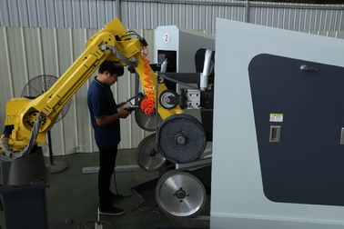 購入 自動車産業のためのフル オートマチックのステンレス鋼磨く機械 オンライン製造