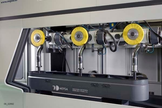 金属の表面の磨くための 4 つのワーク ステーション CNC の自動磨く機械